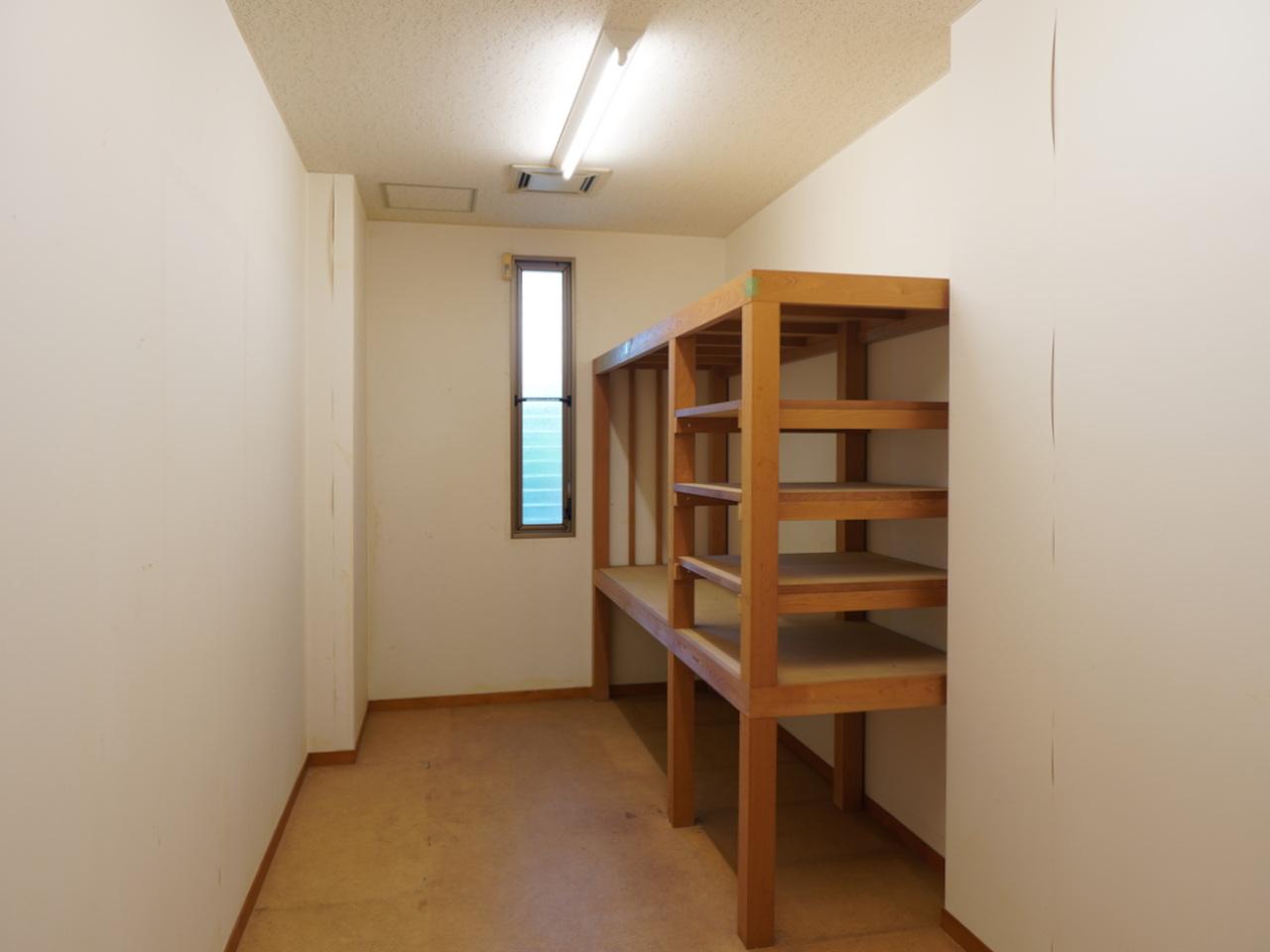 福岡市南区桧原の売買物件/キッチン横には、大きめなパントリーとして使える収納部屋。