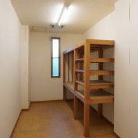 福岡市南区桧原の売買物件/キッチン横には、大きめなパントリーとして使える収納部屋。
