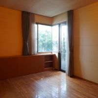 福岡市南区桧原の売買物件/洋室からはグリーンの景色が楽しめます。