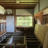 福岡県大牟田市草木の賃貸物件/リビングは床を解体し、これから下地貼り。