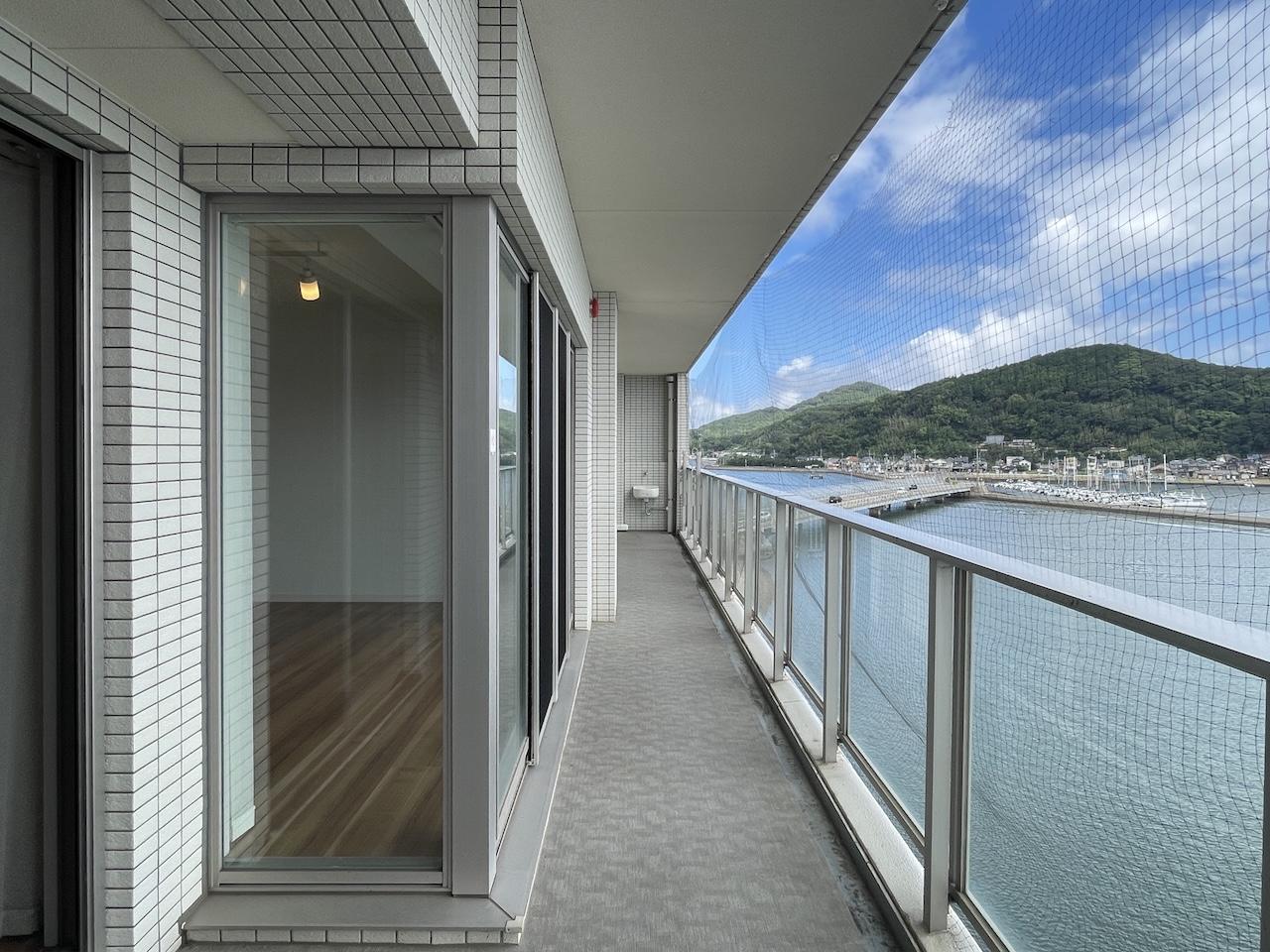 福岡市西区横浜の賃貸物件/海を眺めることができるロングバルコニー。