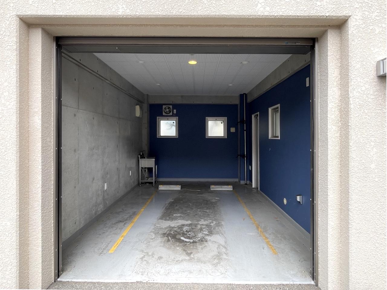 福岡市西区横浜の賃貸物件/電動シャッター付ガレージ。シンク付き。
