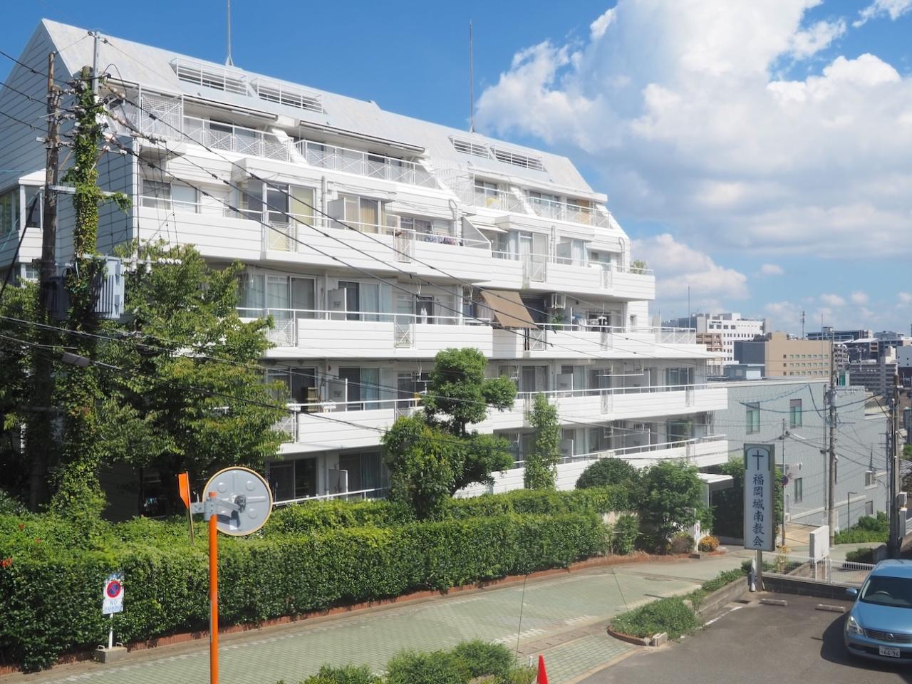 福岡市中央区桜坂の売買物件/坂道の斜面に沿って建てられた素敵な建物。
