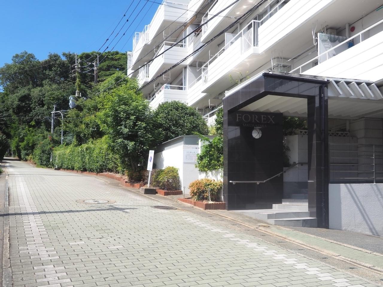 福岡市中央区桜坂の売買物件/坂道の中腹にあるマンション。緑の多い環境です。