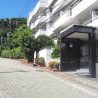 福岡市中央区桜坂の売買物件/坂道の中腹にあるマンション。緑の多い環境です。