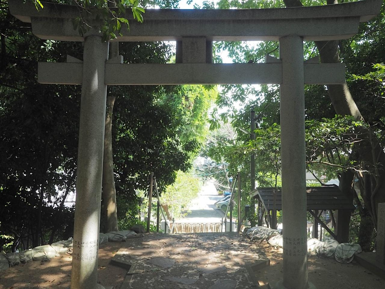 福岡市中央区桜坂の売買物件/坂上には神社。