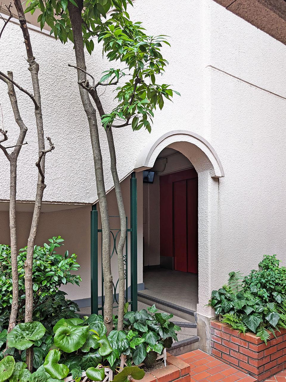 福岡市中央区赤坂の賃貸物件/共用部もかわいいんですよ。アーチから見える真っ赤なエレベーターにキュン。