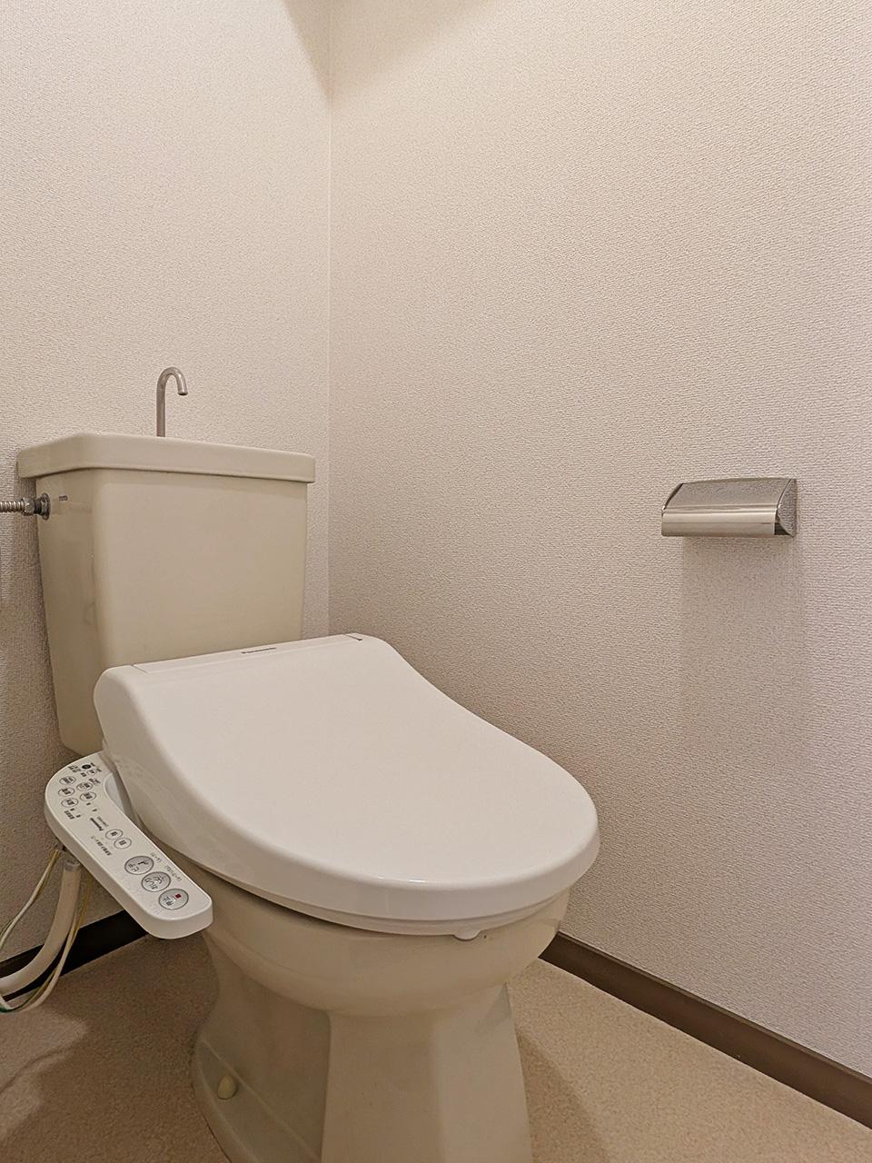 福岡市中央区赤坂の賃貸物件/温水洗浄便座付きのお手洗い。