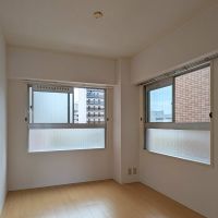 福岡市中央区赤坂の賃貸物件/洋室。嬉しい二面採光ですが、こちらは収納が無いので注意。