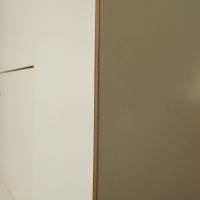 福岡市中央区笹丘の賃貸物件/驚いたのは、壁が一般的な塗装ではなく、家具などに使われるMDF加工されていること。壁というより、大きな家具が置かれているよう。こんな贅沢な壁、初めてみました。