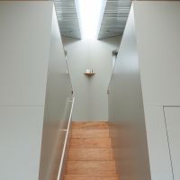 福岡市中央区笹丘の賃貸物件/階段上の天井にはスリットが入り、光の道ができています。