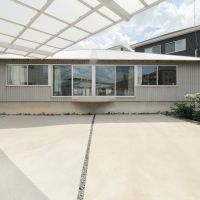 福岡市中央区笹丘の賃貸物件/三角錐の屋根から庭へと光が流れ込むよう。一日中明るく過ごせる場に。