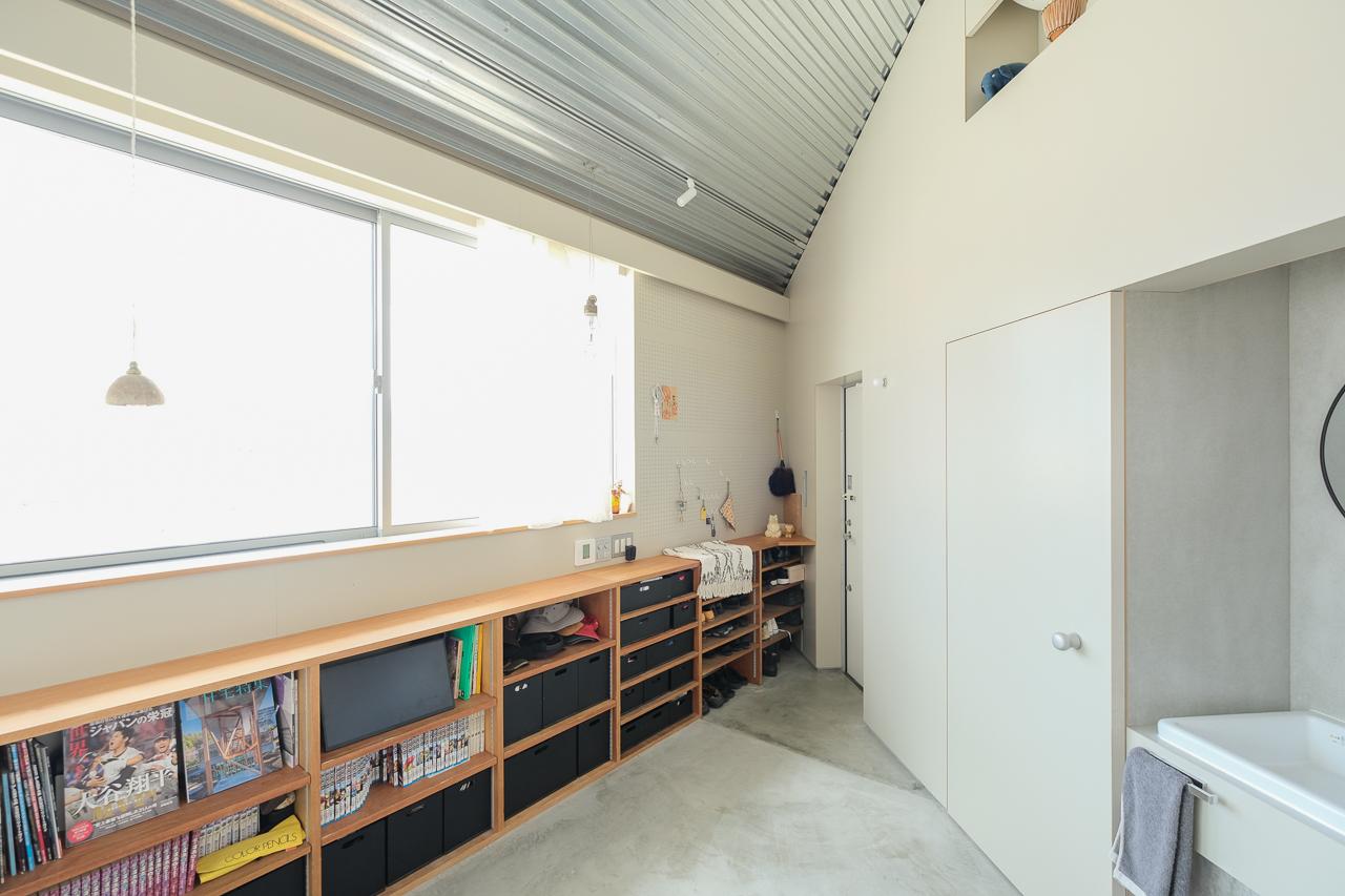 福岡市中央区笹丘の賃貸物件/玄関とリビングは段差を変え緩やかにつながっています。