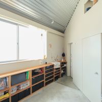 福岡市中央区笹丘の賃貸物件/玄関とリビングは段差を変え緩やかにつながっています。