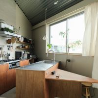 福岡市中央区笹丘の賃貸物件/三角形のテーブルは、朝食をとる場所になったり、作業机や子どもの宿題スペースになったり。小さなカフェのカウンターのように、シーンに合わせて役割を変えてくれます。