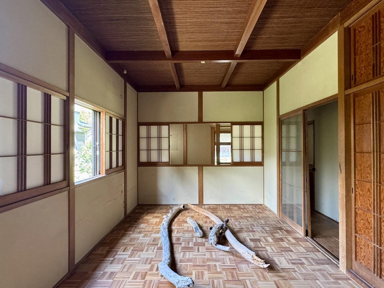 太宰府市朱雀６丁目の賃貸物件/玄関から一番近いお部屋。(流木は撤去します)
