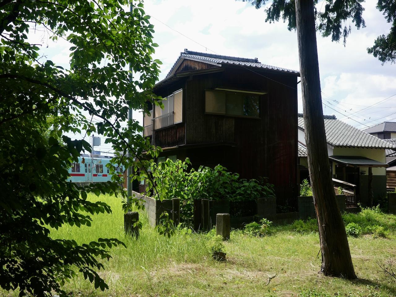 太宰府市朱雀６丁目の賃貸物件/線路横なので、電車好きにはたまりません。（走行音は結構します。）
