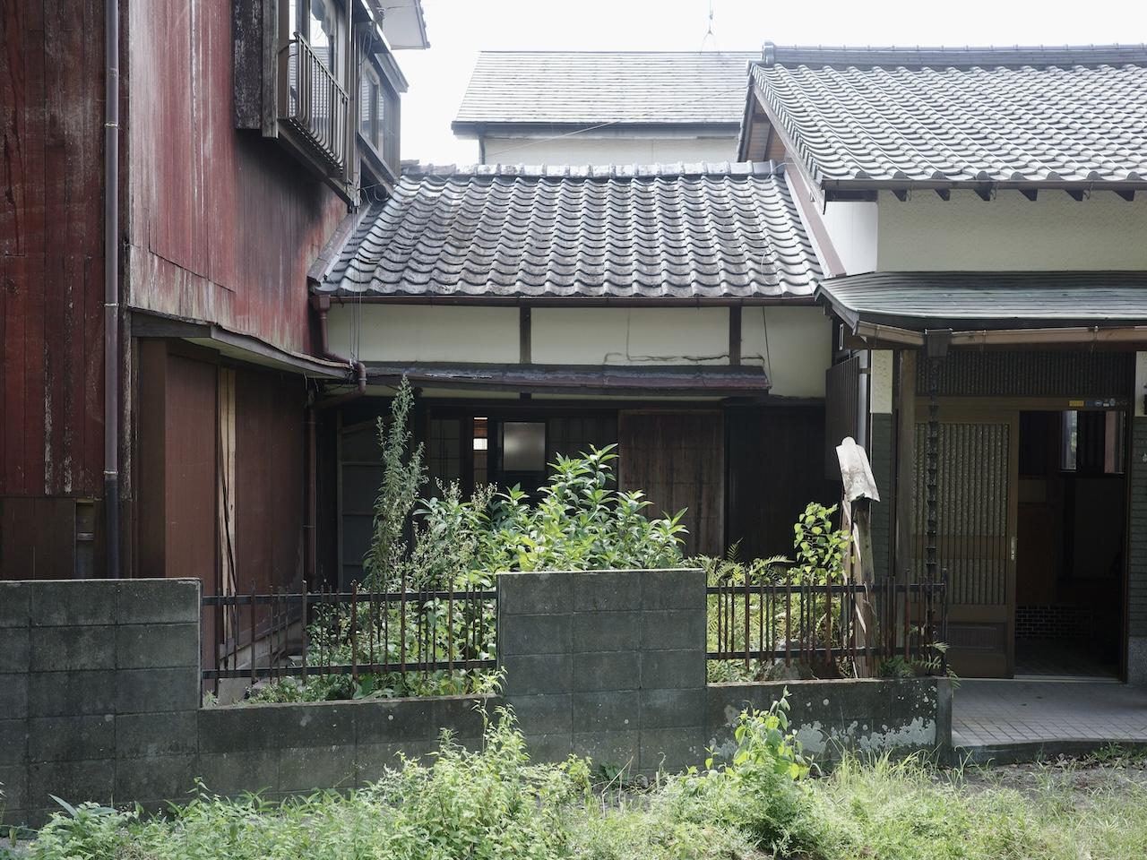 太宰府市朱雀６丁目の賃貸物件/境内側から見た古民家。