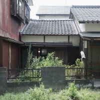太宰府市朱雀６丁目の賃貸物件/境内側から見た古民家。