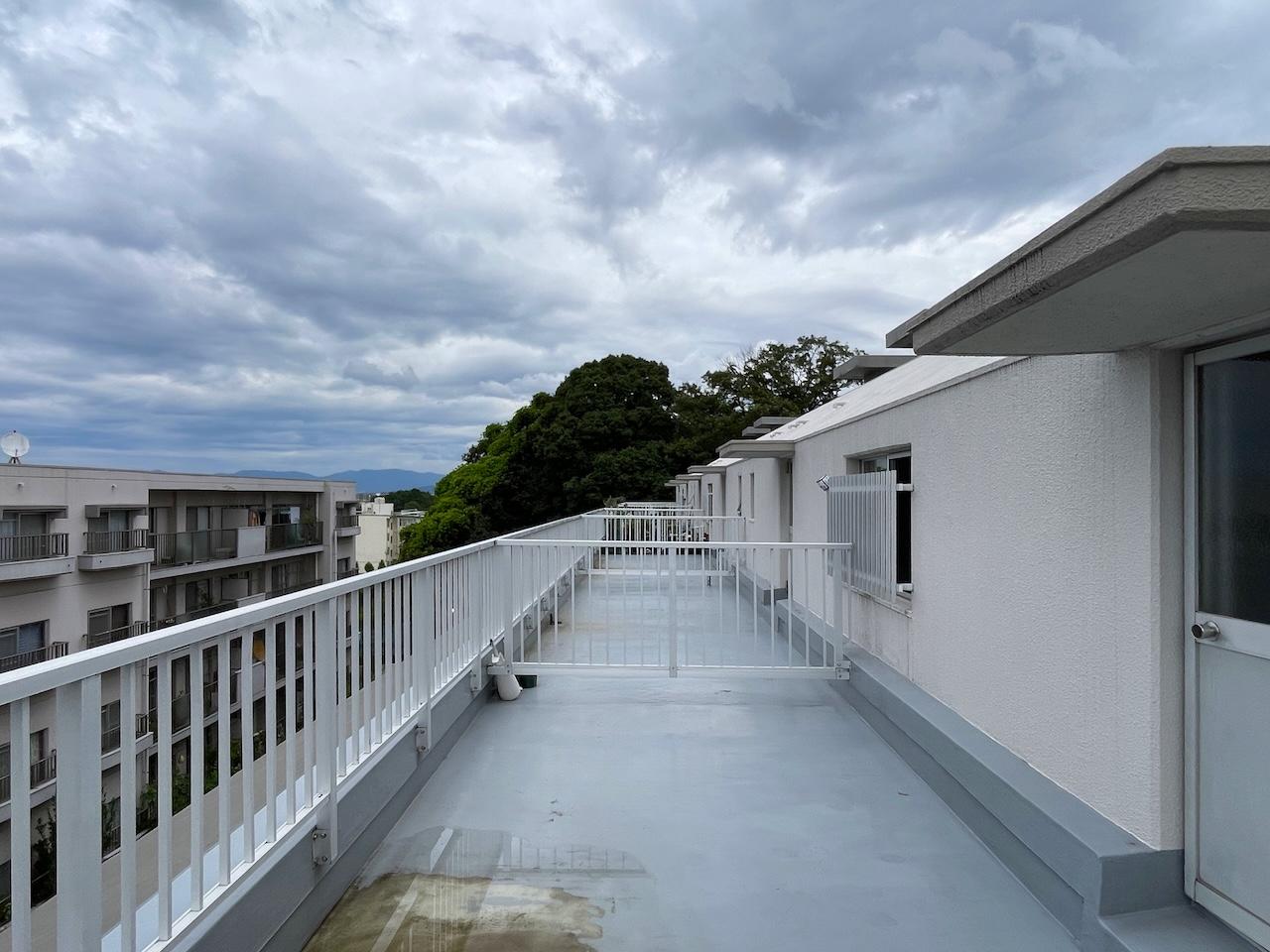 福岡市中央区平和の賃貸物件/ルーフバルコニーは柵でお隣さんと仕切られているタイプ。