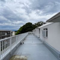 福岡市中央区平和の賃貸物件/ルーフバルコニーは柵でお隣さんと仕切られているタイプ。