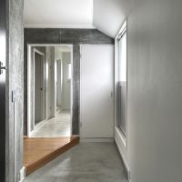 福岡市中央区平和の賃貸物件/広めの玄関。右の扉からルーフバルコニーに出入り可能。