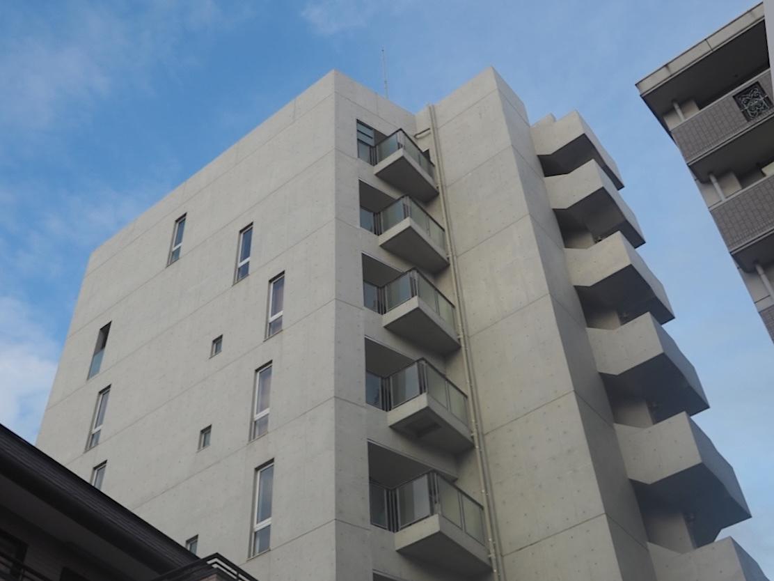福岡市中央区赤坂の賃貸物件/コンクリートのファサード
