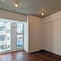 春日市春日原北町の賃貸物件/天井が躯体現しの洋室。
