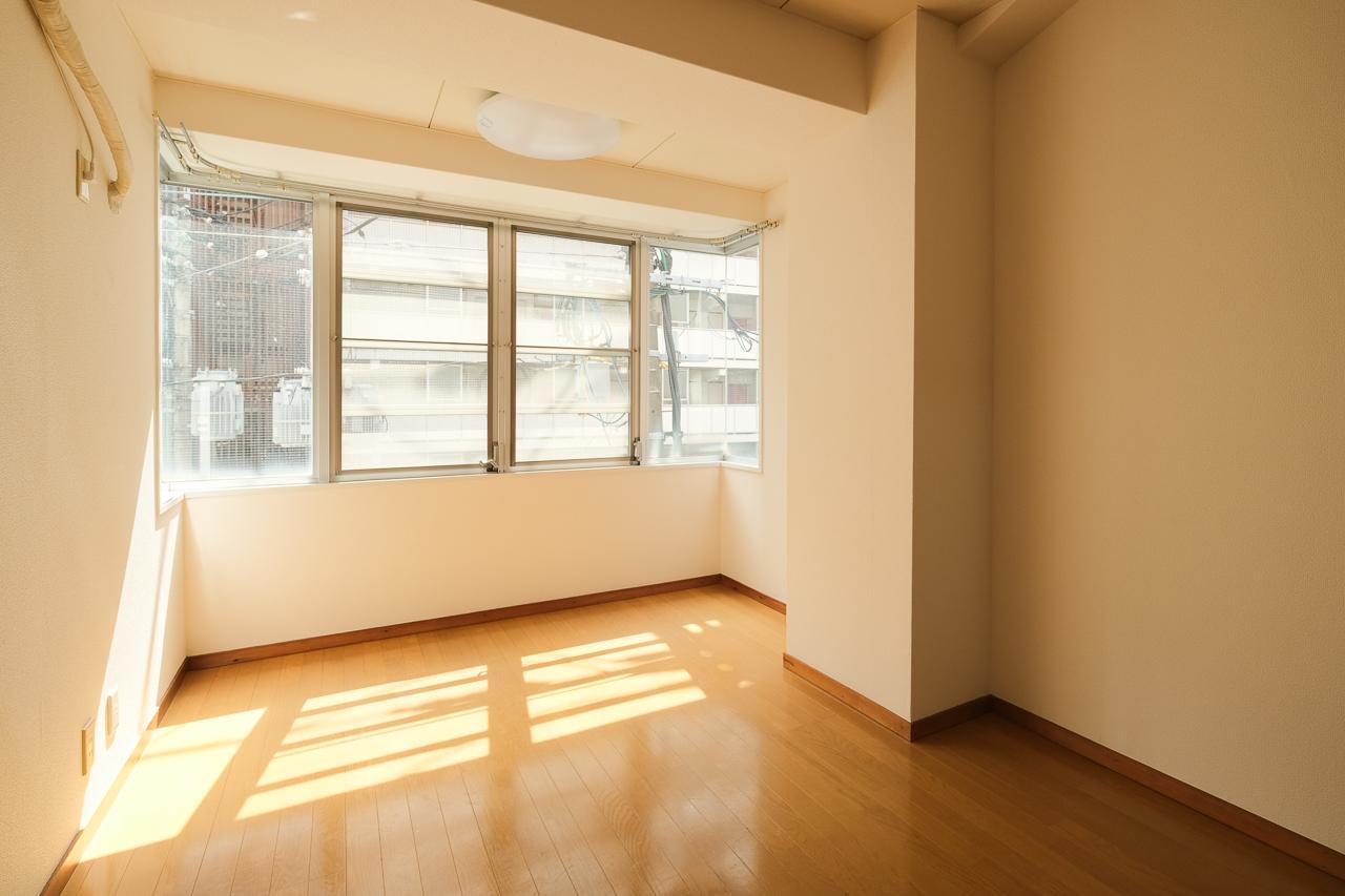 福岡市中央区舞鶴の賃貸物件/7帖の洋室。ジャロジー窓がポイントです。