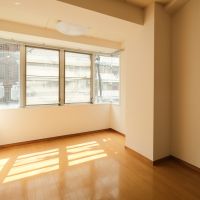 福岡市中央区舞鶴の賃貸物件/7帖の洋室。ジャロジー窓がポイントです。