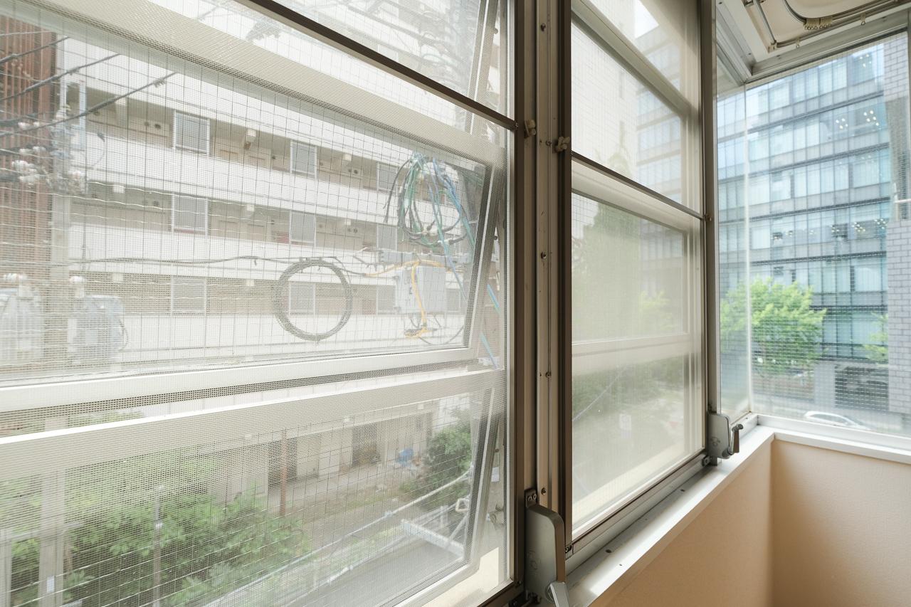 福岡市中央区舞鶴の賃貸物件/くるくるとレバーを回し開くタイプの窓