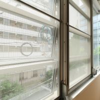 福岡市中央区舞鶴の賃貸物件/くるくるとレバーを回し開くタイプの窓