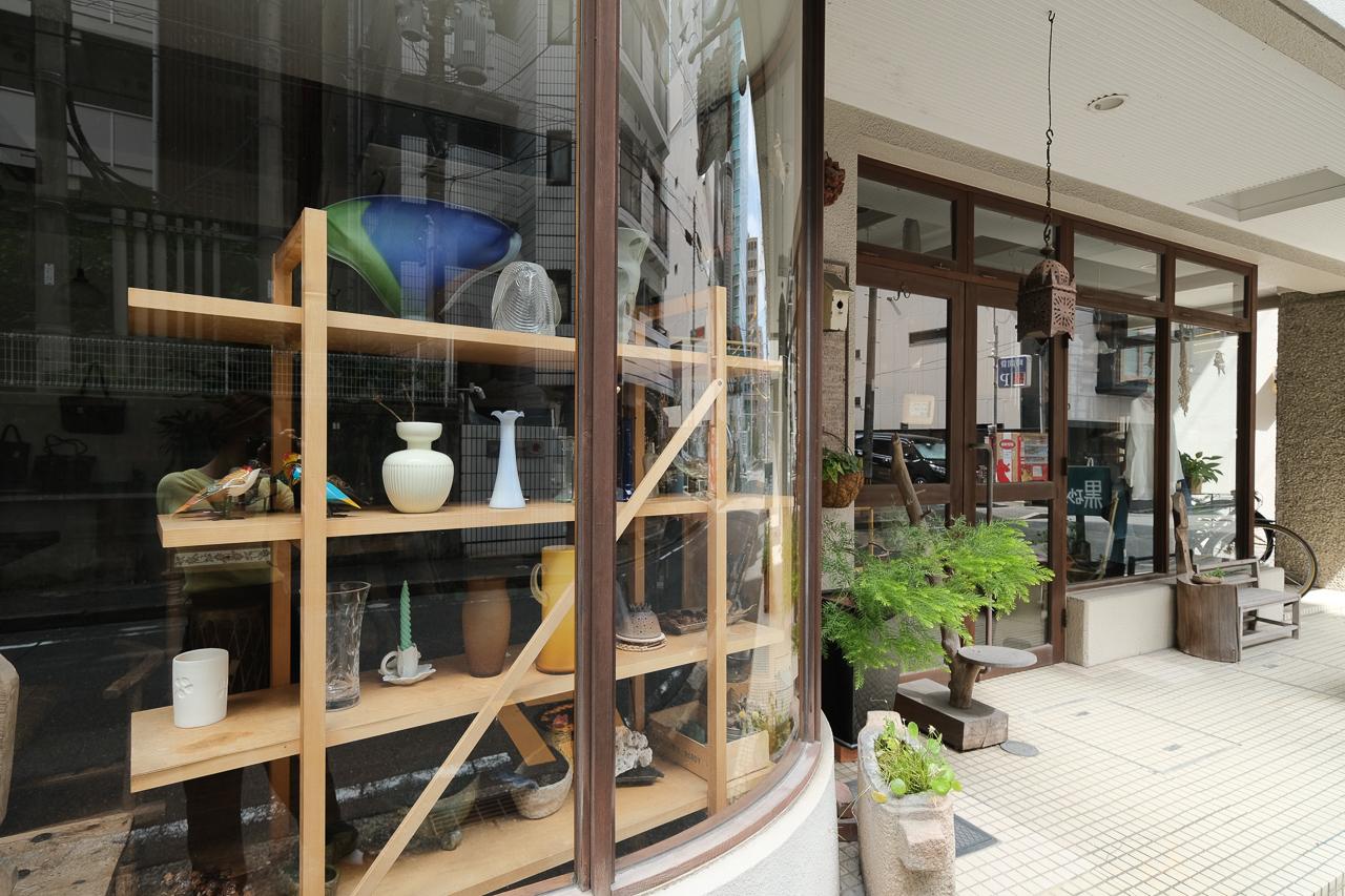 福岡市中央区舞鶴の賃貸物件/1階には1977年から続く、ギャラリーショップが入っています。