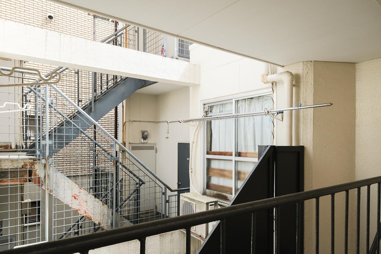 福岡市中央区舞鶴の賃貸物件/廊下が壁で覆われていないので建物が密集していても陽が入ってきます。