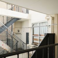 福岡市中央区舞鶴の賃貸物件/廊下が壁で覆われていないので建物が密集していても陽が入ってきます。