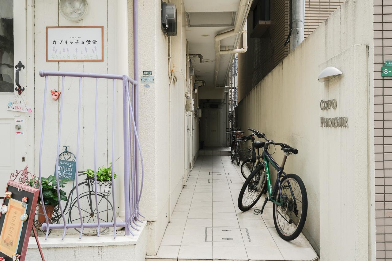 福岡市中央区舞鶴の賃貸物件/階段はこの奥に。