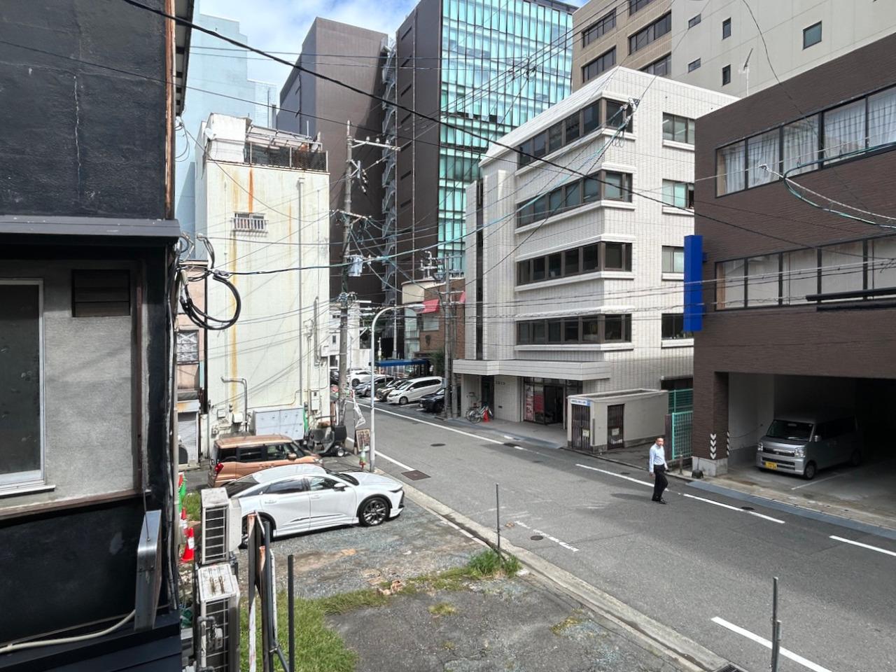 福岡市博多区綱場町の賃貸物件/2階からの眺め。前面道路は車通りもありますが、騒がしさはありません。