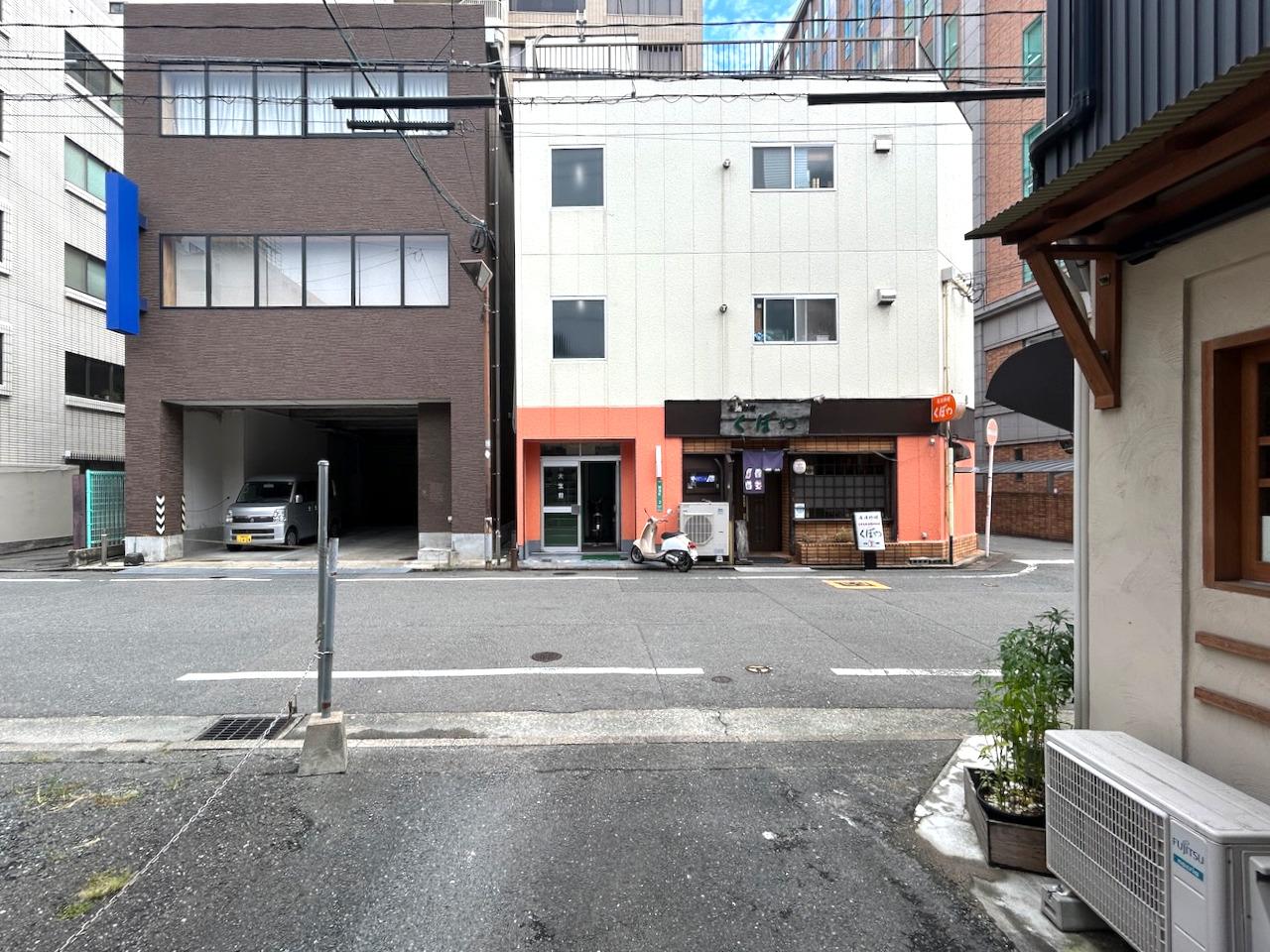 福岡市博多区綱場町の賃貸物件/近くには飲食店やバー、スナック、カフェなど様々なお店が点在しています。
