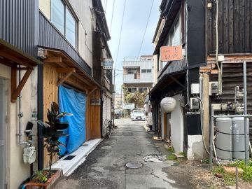 福岡市博多区綱場町の賃貸物件/路地裏にのれんをつけて