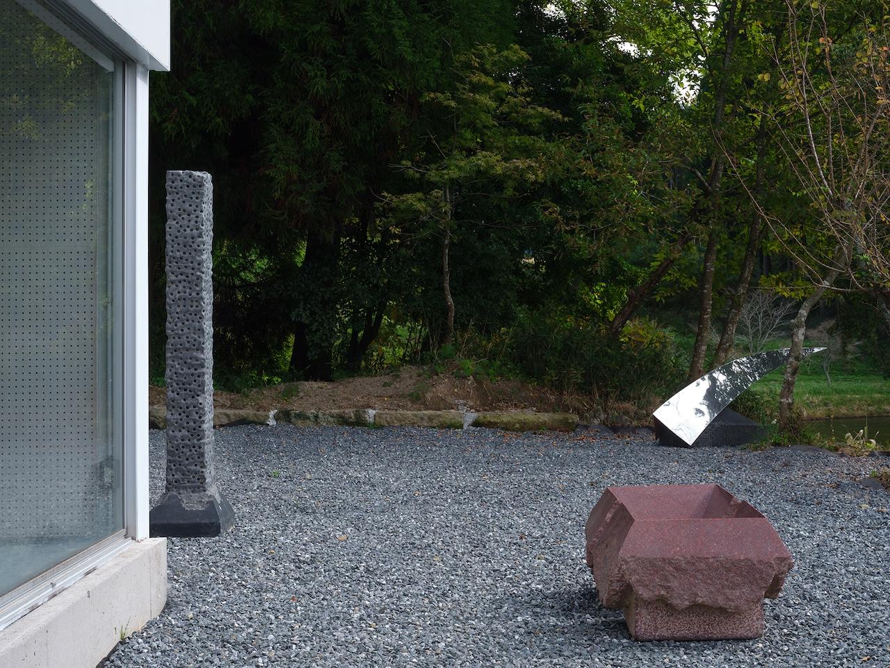 熊本県阿蘇市小国大字宮原の賃貸物件/建物周りにはアートを配置。