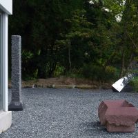 熊本県阿蘇市小国大字宮原の賃貸物件/建物周りにはアートを配置。