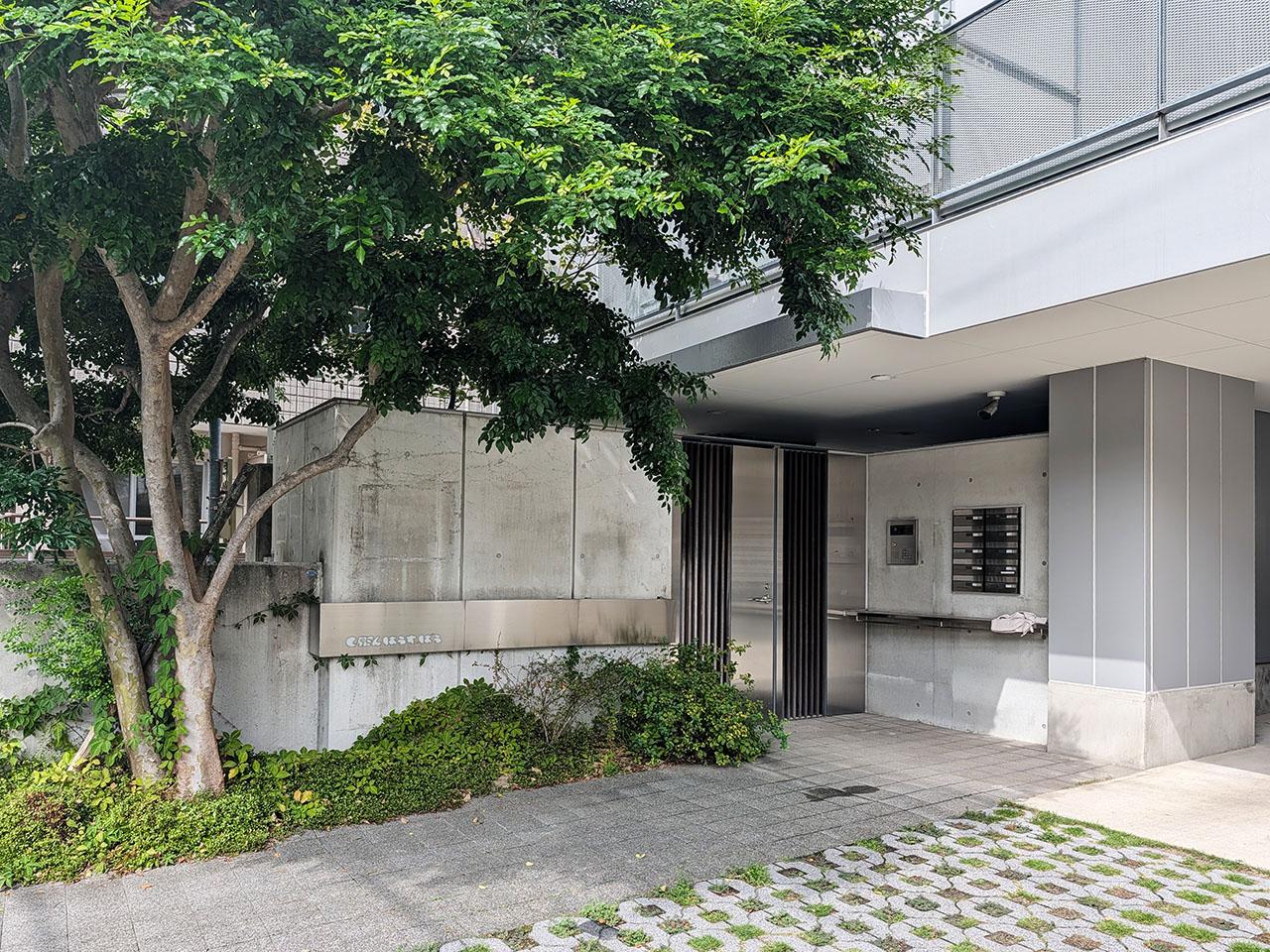 福岡市城南区田島の賃貸物件/建物入口。シンボルツリーがお出迎え。