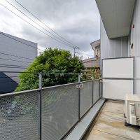 福岡市城南区田島の賃貸物件/バルコニー。シンボルツリーが見えています。