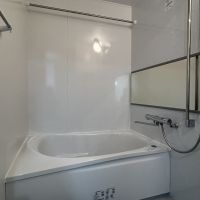 福岡市東区名島の売買物件/バスルーム。浴槽は小さめなのでご注意を。