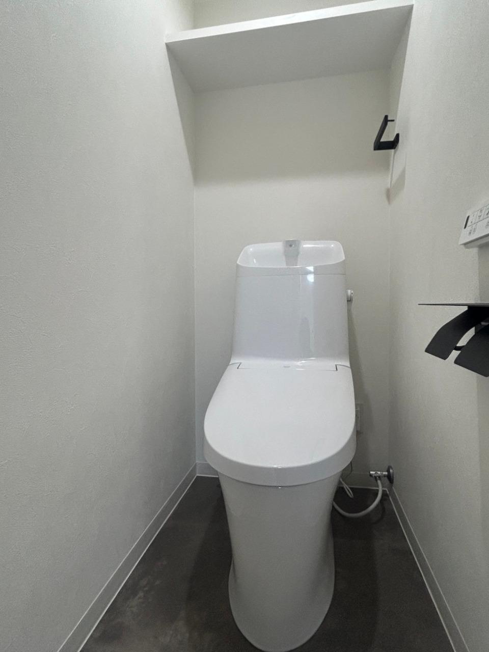 福岡市東区名島の売買物件/温水洗浄器付き便座。