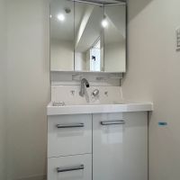 福岡市東区名島の売買物件/ホワイト基調のシンプルな洗面台。