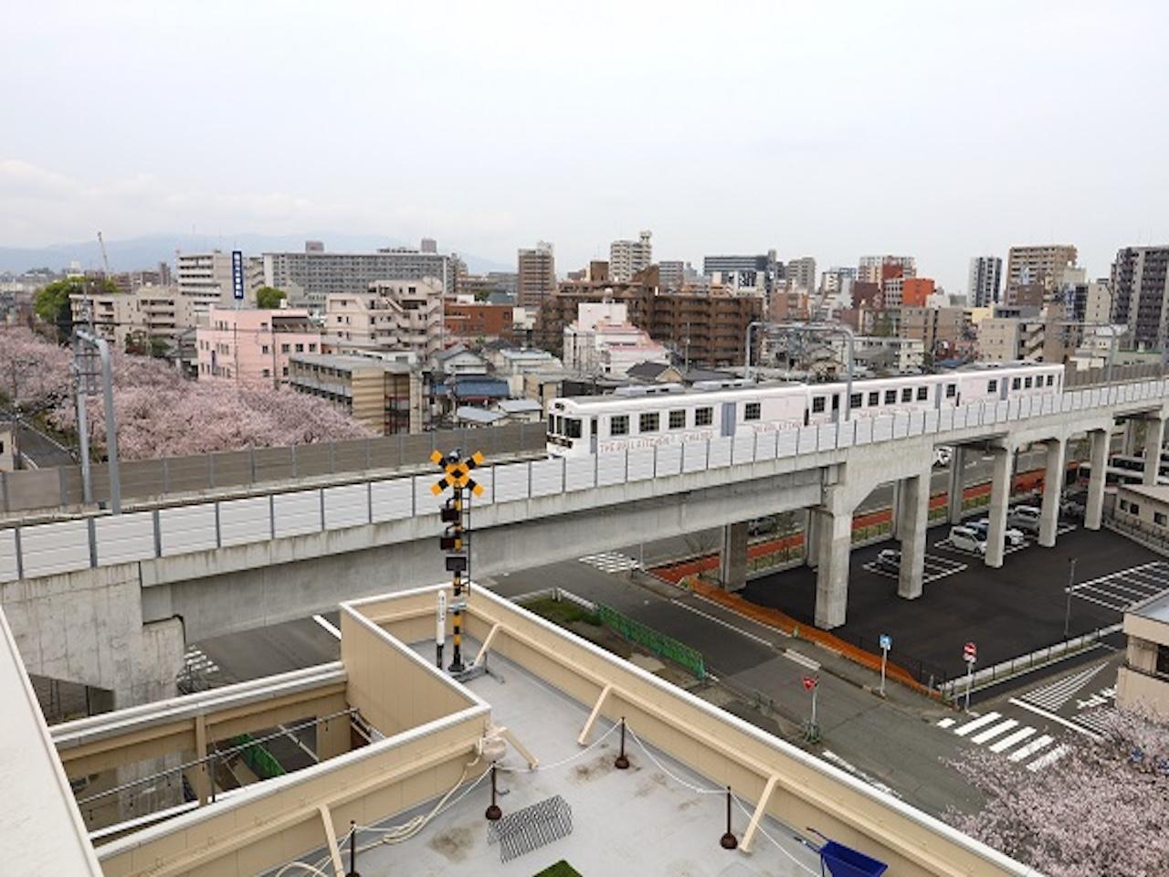 福岡市博多区春町の賃貸物件/桜並木に西鉄電車・・・。ん？屋上に踏切の信号？？