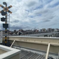 福岡市博多区春町の賃貸物件/屋上の踏切信号は、なんと実際に使われていたものをお譲りいただいたそう。