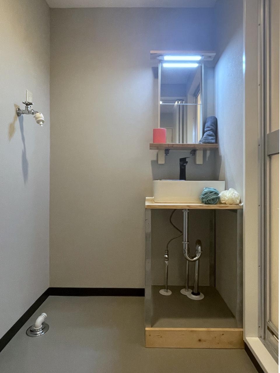 福岡市博多区春町の賃貸物件/洗面所は造作でスタイリッシュ。