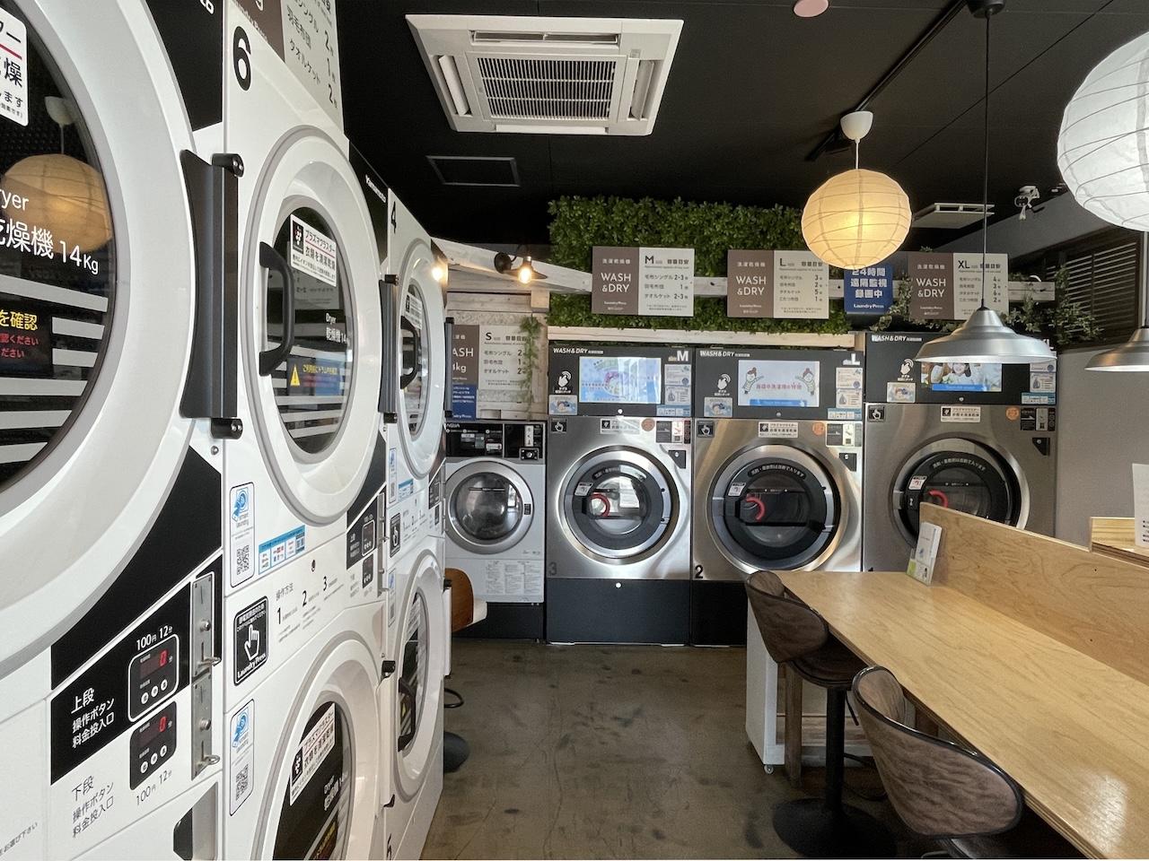 福岡市博多区春町の賃貸物件/２４時間のコインランドリーがあるのは嬉しい。